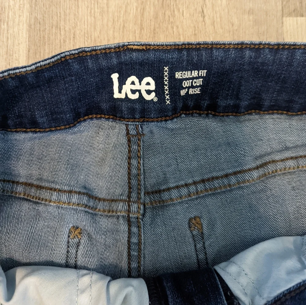 Lee Bootcut (Stretchy) Medium Rise Jeans Size 9 - Picture 3 of 4